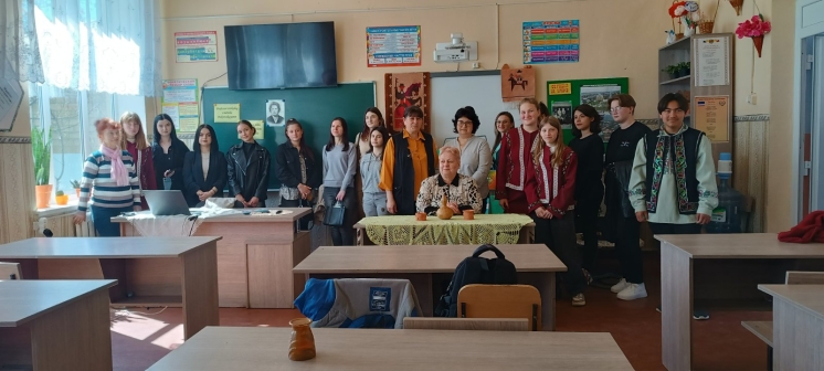 Participarea unui lector de la Catedra de filologie și istorie găgăuză la un eveniment în gimnaziul din satul Budjac, cu ocazia Zilei scrisului găgăuză
