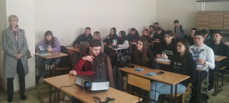 Представители КГУ - Галина Муткогло, Юлия Нейковчена и студенты - посетили Теоретический Лицей им. Н.Третьякова с кампанией «Профориентация 2022»