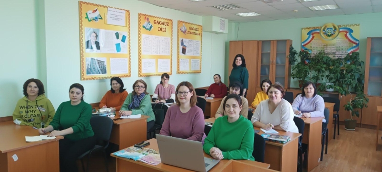 La Universitatea de Stat din Comrat, Departamentul de Educație Continuă și Dezvoltare a Carierei, în colaborare cu Catedra de Filologie Găgăuză și Istorie, implementează programe de perfecționare profesională