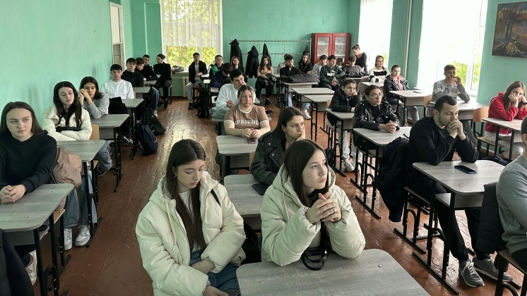 CADRELE DIDACTICE ALE CATEDRei  DE ECONOMIE AU AVUT O &Icirc;NT&Acirc;LNIRE CU ELEVII DE CLASE 11 ȘI 12  LICEULui MAVRODI din COMRAT