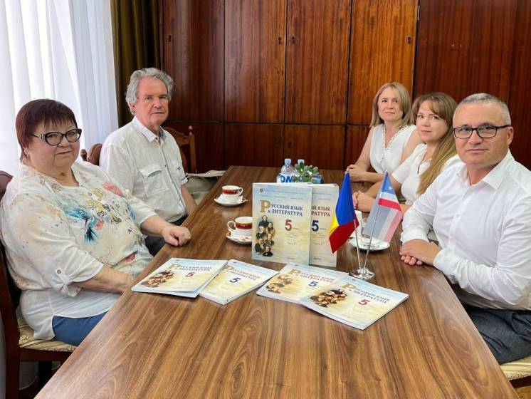 Состоялась встреча ректора Комратского государственного университета с авторами нового учебника