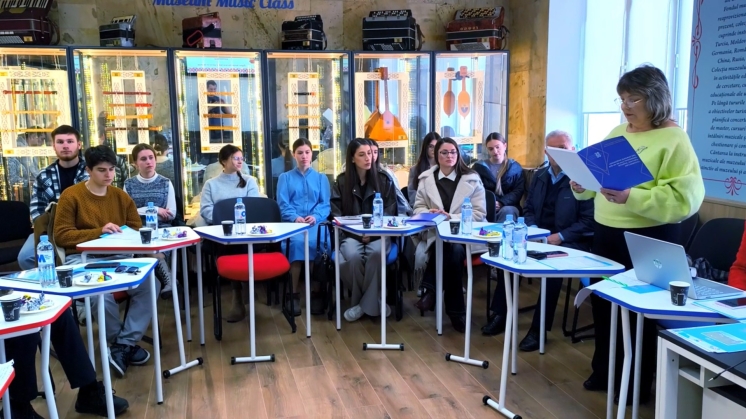 Komrat Devlet &Uuml;niversitesinde "Gagauz bestecilerin eserlerinde folklor geleneklerinin korunması" konulu tombarlak masa toplantısının &ccedil;alışma anları, 21 Mart 2025