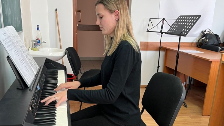 Ulusal Kültür Fakültesi, Kültür hem Sanat Bölümü, &quot;Çok Kültürlü Ortamda Müzik Eğitimi&quot; uzmanlık dalında &quot;Şeflik: Teori hem Pratik&quot; dersinden bir sınav yapıldı
