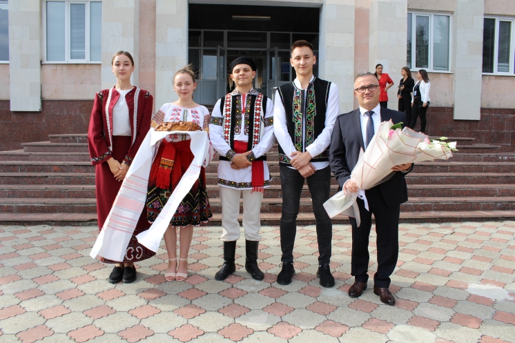 2 septembrie 2022 &icirc;n sala de &icirc;ntruniri a Universității de Stat din Comrat a avut loc &icirc;nt&acirc;lnirea președintelui Republicii Moldova, Maia Sandu, cu studenții și profesorii. Rectorul universității, Sergei Zaharia, a organizat o mini-excursie și a explica