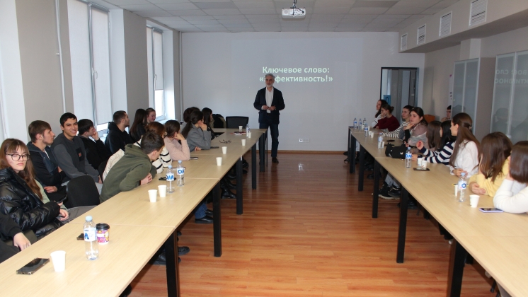 Veaceslav Kunev Komrat Devlet &Uuml;niversitesi&rsquo;nde: Bilişim hem Bilimin Geleceğine Bir Bakış
