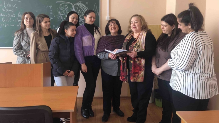 KOMRAT DEVLET ÜNİVERSİTESİ KÜTÜPHANESİNE KİTAP BAĞIŞI