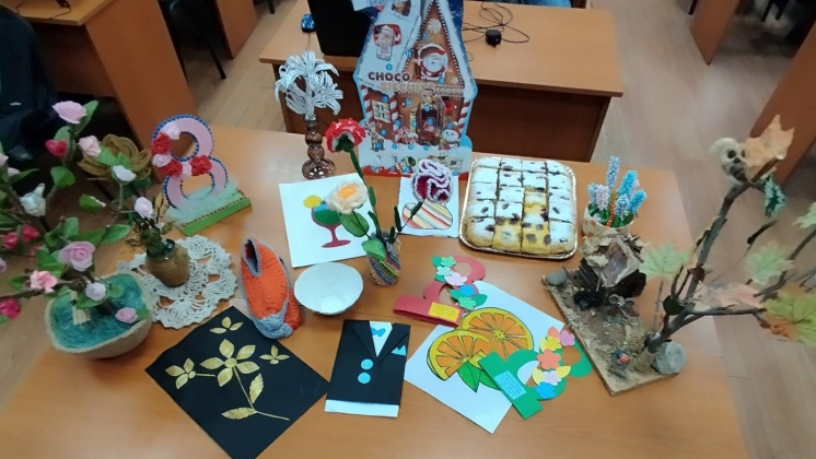 Komrat Devlet &Uuml;niversitesi &ouml;ğrencileri, m&uuml;fredatın sekiz mod&uuml;l&uuml;ne uygun olarak yaptıkları yaratıcı &ccedil;alışmaları sundular