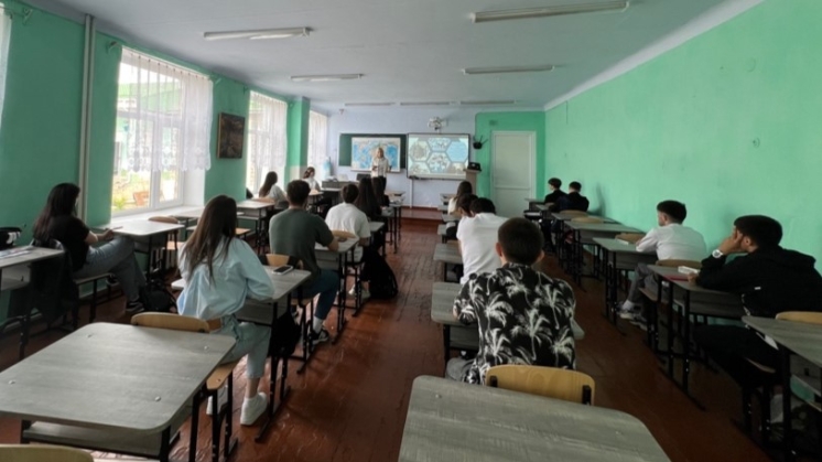 The teachers of the State University of Comrat had a meeting with the students of the 12th class of the Comrat Theoretical High School named after D.A.Mavrodi