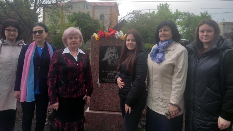 Сотрудники КГУ возложили цветы к памятнику гагаузского просветителя, протоиерея Михаила Чакира