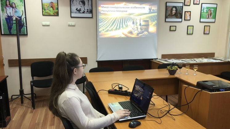 La Universitatea de Stat din Comrat a fost organizată o masă rotundă tradițională dedicată sărbătorii Gagauz Şarap Yortusu