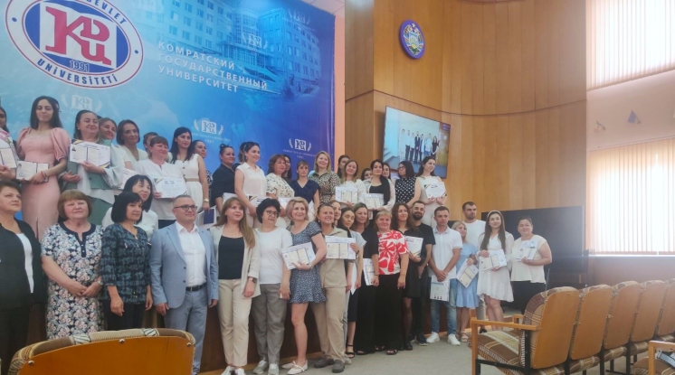 Ceremonia oficială de înmânare a diplomelor absolvenților Facultății Culturii Naționale